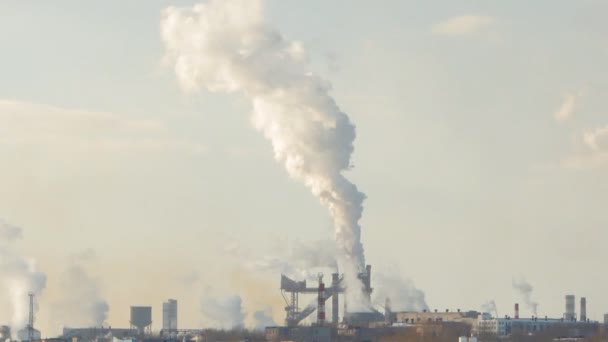 Заводские выбросы дыма над городом, зима — стоковое видео