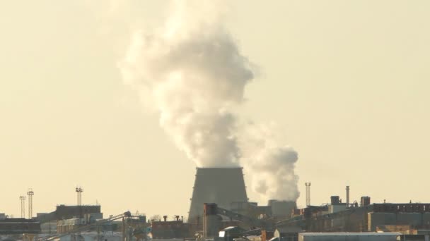 Emisiones de humo de fábrica en la ciudad, invierno — Vídeo de stock