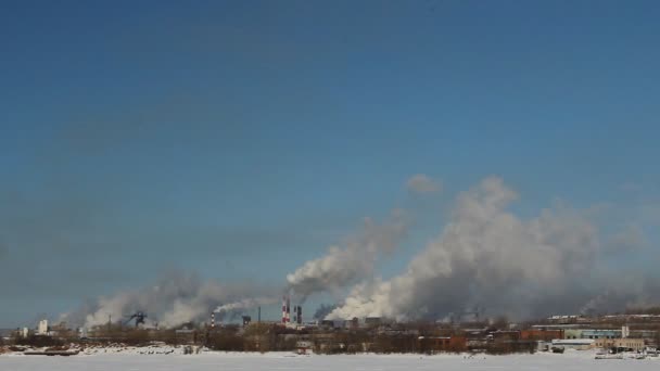 Vinterfiske på bakgrund av fabriken skorstenar, kranar — Stockvideo