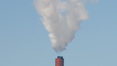 fabrikadan baca mavi gökyüzünde duman