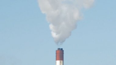 fabrikadan baca mavi gökyüzünde duman
