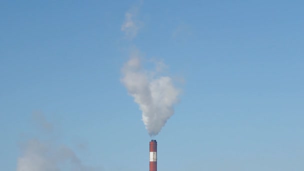 Fabrikadan baca mavi gökyüzünde duman — Stok video
