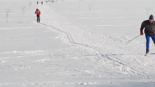 Οι σκι το χειμώνα — Αρχείο Βίντεο