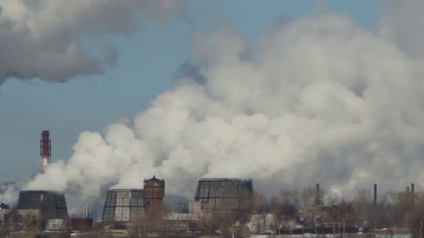 Εκπομπές εργοστάσιο καπνού πάνω από την πόλη, χειμώνας — Αρχείο Βίντεο