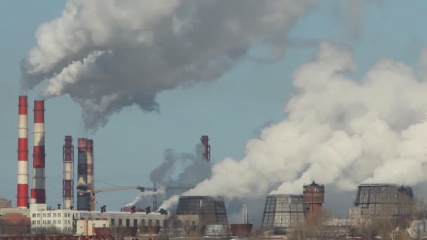 Továrna kouře emisí nad městem, zima — Stock video