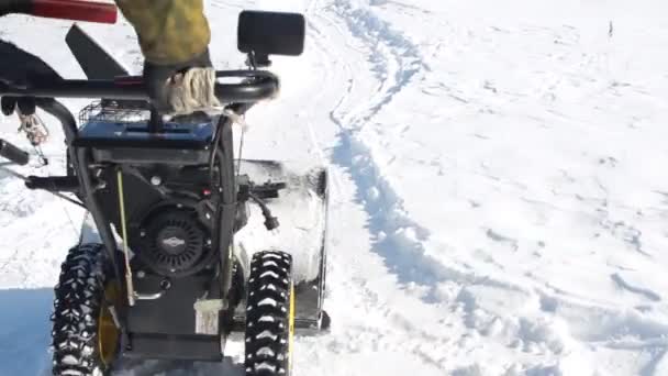 Reinigen van de sneeuw sneeuw verwijdering machine — Stockvideo