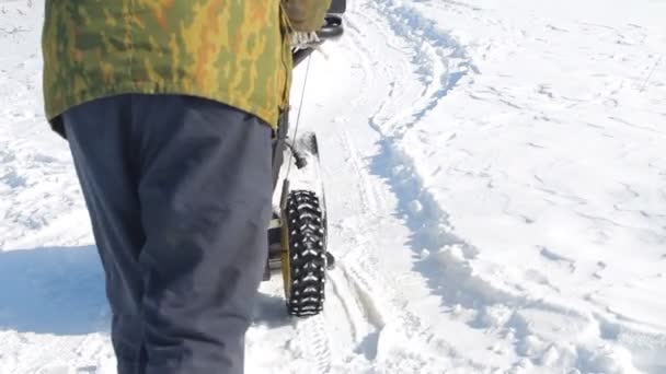 Hombres paleando máquina de nieve y pala — Vídeos de Stock