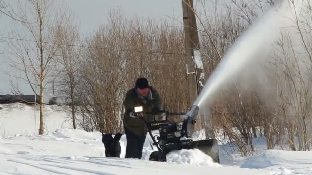 Muži odhazování sněhu stroj a lopatu — Stock video