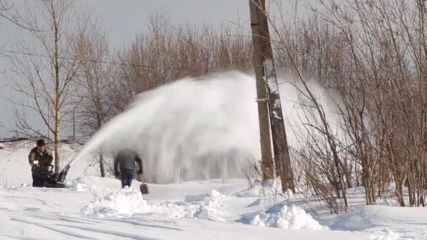 Hombres paleando máquina de nieve y pala — Vídeos de Stock