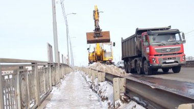 kar yolda kar kaldırma ekipmanları (tarak) temizler