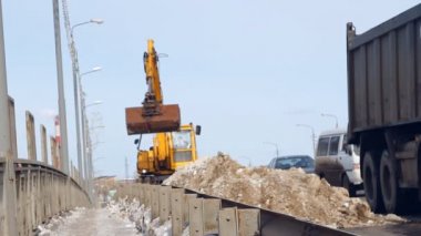 kar yolda kar kaldırma ekipmanları (tarak) temizler