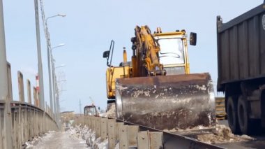 kar yolda kar kaldırma ekipmanları (tarak) temizler