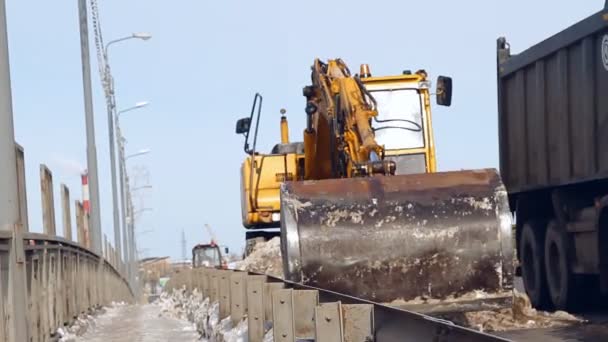 Equipamentos de remoção de neve (escavadeira) limpa a estrada da neve — Vídeo de Stock