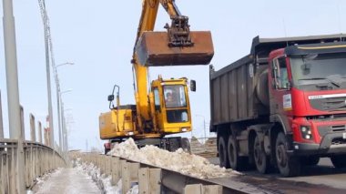 kar yolda kar kaldırma ekipmanları (tarak) temizler