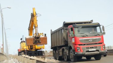 kar yolda kar kaldırma ekipmanları (tarak) temizler