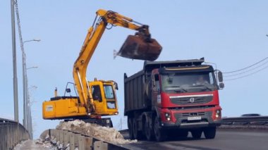 kar yolda kar kaldırma ekipmanları (tarak) temizler