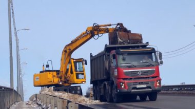 kar yolda kar kaldırma ekipmanları (tarak) temizler