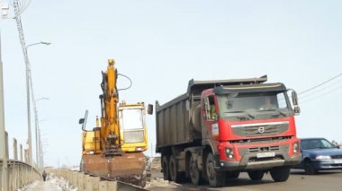 kar yolda kar kaldırma ekipmanları (tarak) temizler