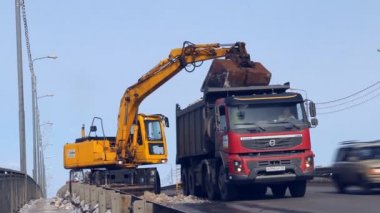 kar yolda kar kaldırma ekipmanları (tarak) temizler