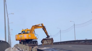 kar yolda kar kaldırma ekipmanları (tarak) temizler