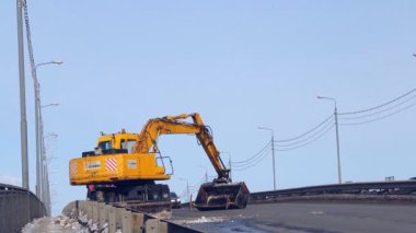 kar yolda kar kaldırma ekipmanları (tarak) temizler