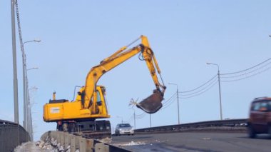 kar yolda kar kaldırma ekipmanları (tarak) temizler