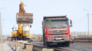 kar yolda kar kaldırma ekipmanları (tarak) temizler
