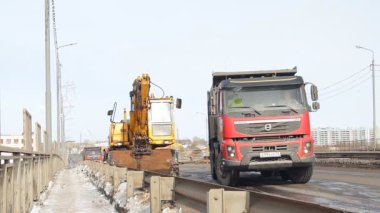 kar yolda kar kaldırma ekipmanları (tarak) temizler