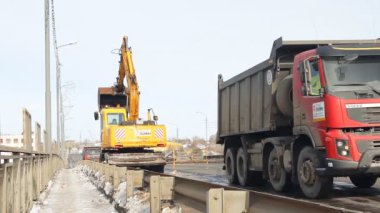 kar yolda kar kaldırma ekipmanları (tarak) temizler