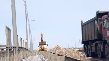 kar yolda kar kaldırma ekipmanları (tarak) temizler