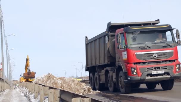 Equipamentos de remoção de neve (escavadeira) limpa a estrada da neve — Vídeo de Stock