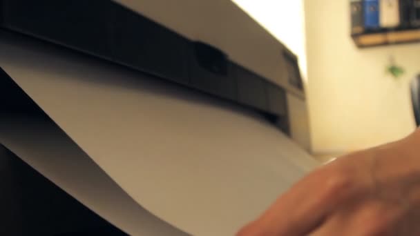 Tiskárna, plotr tiskne výkresu — Stock video