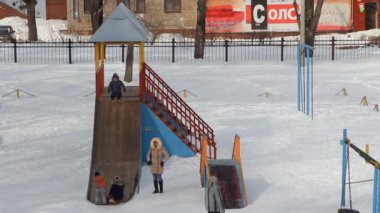 çocukların tobogganing, kış