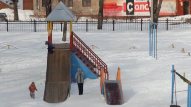 çocukların tobogganing, kış