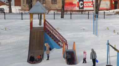 çocukların tobogganing, kış