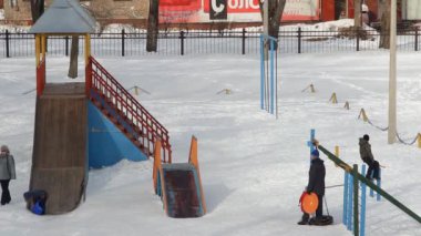 çocukların tobogganing, kış