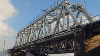 Tren demiryolu Köprüsü gider.