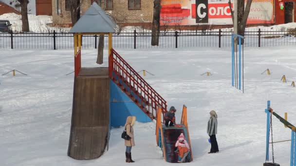 Çocukların tobogganing, kış — Stok video