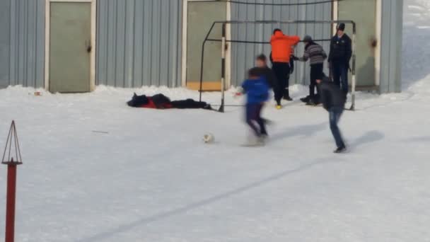 Adolescentes jogando futebol no inverno — Vídeo de Stock