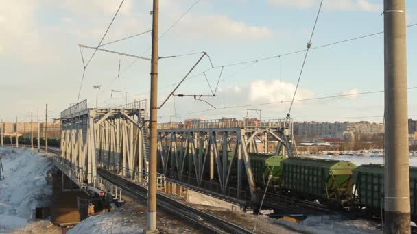 Tåget går via järnvägsbron — Stockvideo