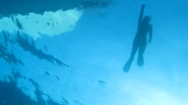 Mergulhador livre (silhueta), iate, mar, sol — Vídeo de Stock