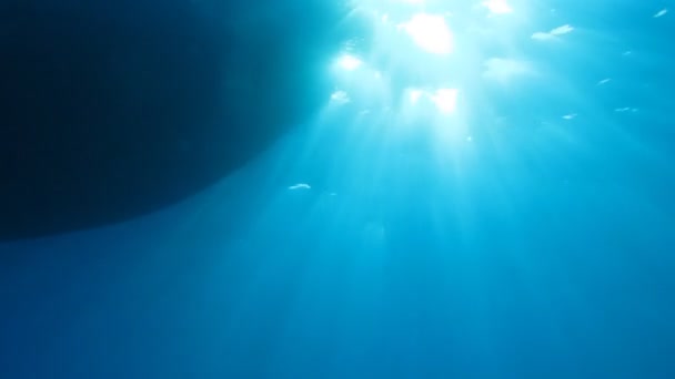 Вид на солнце из-под воды — стоковое видео