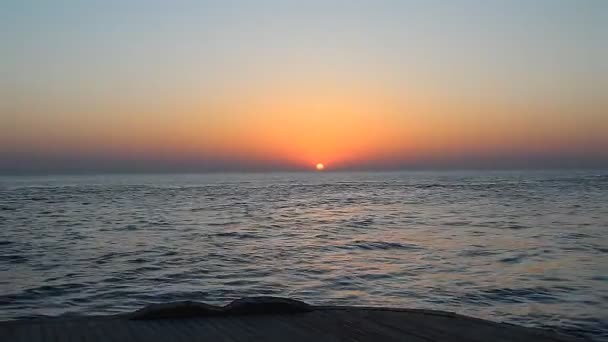 Coucher de soleil avec nuages sur la mer 