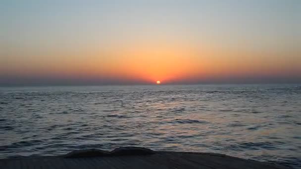 Coucher de soleil avec nuages sur la mer — Video