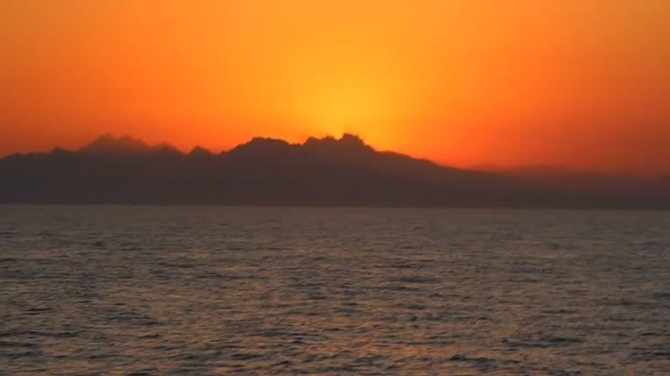 Matahari terbenam dengan awan di atas laut — Stok Video