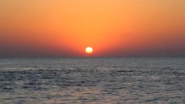 Günbatımı ile bulutlar deniz üzerinde