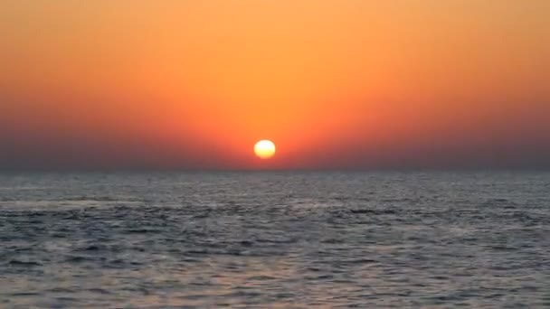 Coucher de soleil avec nuages sur la mer 