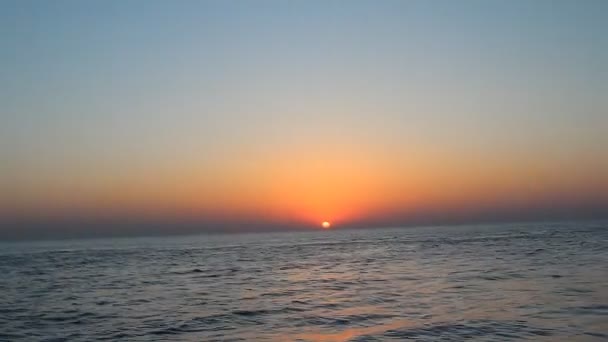 Coucher de soleil avec nuages sur la mer 