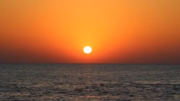 Solnedgång, moln över havet — Stockvideo