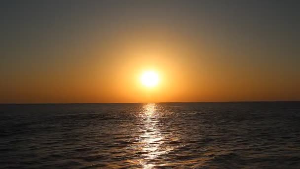 Coucher de soleil avec nuages sur la mer 